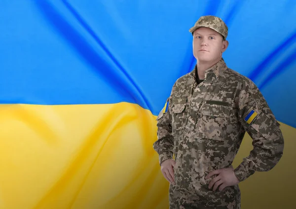 Soldat Militär Kamouflage Uniform Och Ukrainska Flagga Bakgrund Utrymme För — Stockfoto