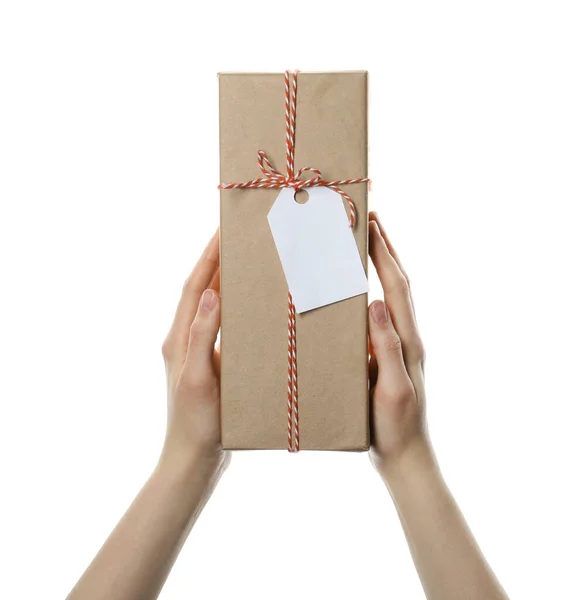 Holding Csomag Csomagolva Kraft Papír Címkével Fehér Háttér Közelkép — Stock Fotó
