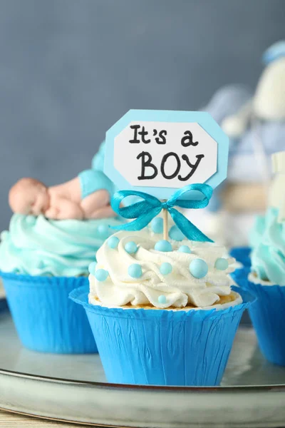 Όμορφα Διακοσμημένα Baby Shower Cupcakes Για Αγόρι Κρέμα Στο Δίσκο — Φωτογραφία Αρχείου