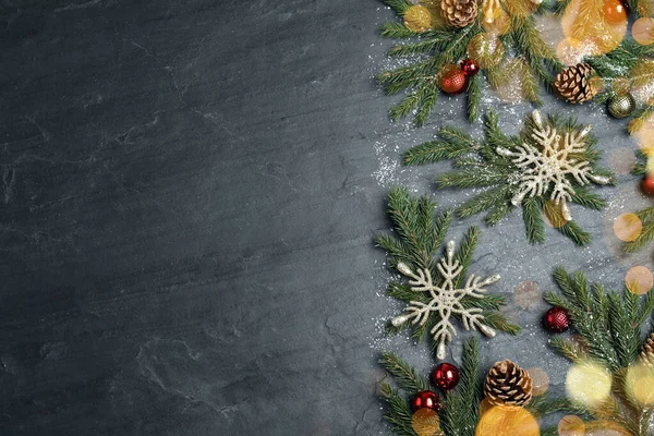 Platte Lay Compositie Met Sparren Takken Kerstdecor Zwarte Achtergrond Ruimte — Stockfoto