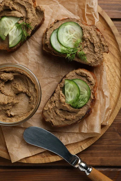 Tahta masada lezzetli ezmeli, salatalıklı ve dereotlu ekmek dilimleri.