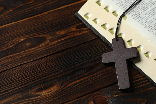 Cruz Cristiana Madera Biblia Mesa Primer Plano Espacio Para Texto — Foto de Stock