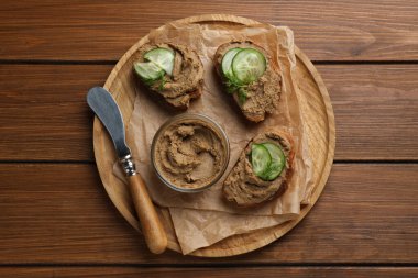 Tahta masada lezzetli ezmeli, salatalıklı ve dereotlu ekmek dilimleri.