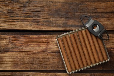 Purolar ve giyotin makası ahşap masada, üst manzara. Metin için boşluk