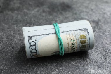 Gri masaya yuvarlanmış dolar banknotları, yakın plan. Amerikan ulusal para birimi