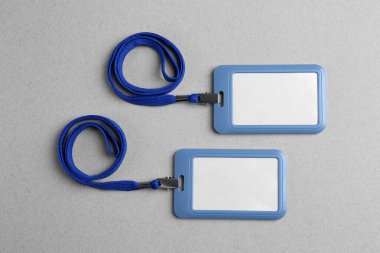 Bej masa üzerinde boş rozetler, düz yatış. Tasarım için model