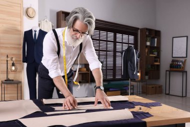 Profesyonel terzi dikiş deseni atölyedeki masada tebeşirle, metin için boşluk