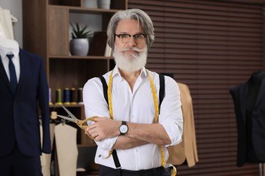 Atölyede mezurası olan profesyonel terzi.