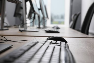 Açık uzay ofisindeki birçok modern bilgisayar, klavyeye odaklanır