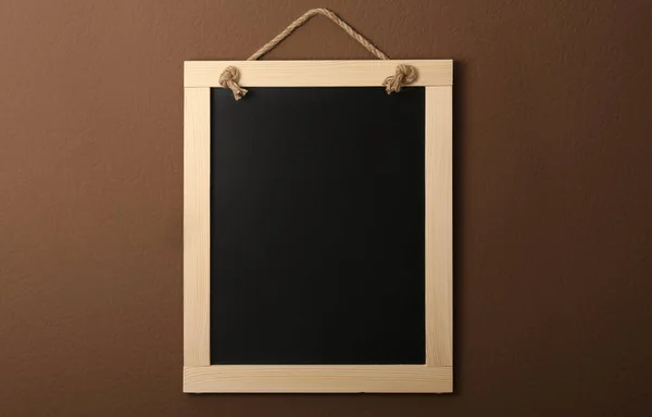 Kahverengi Duvarda Asılı Küçük Temiz Bir Kara Tahta — Stok fotoğraf