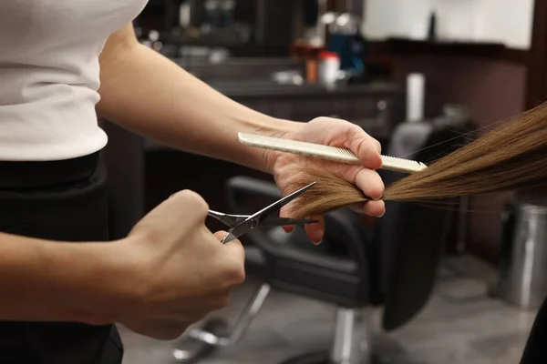 Profesionální Kadeřník Stříhání Ženských Vlasů Salonu Detailní Záběr — Stock fotografie