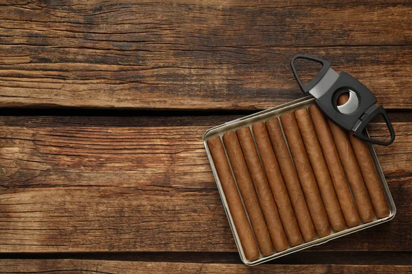 Purolar ve giyotin makası ahşap masada, üst manzara. Metin için boşluk