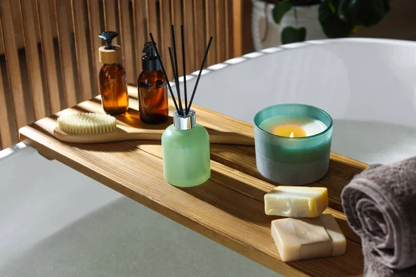 Badewanne Aus Holz Mit Kerze Lufterfrischer Und Pflegeprodukten Für Den — Stockfoto