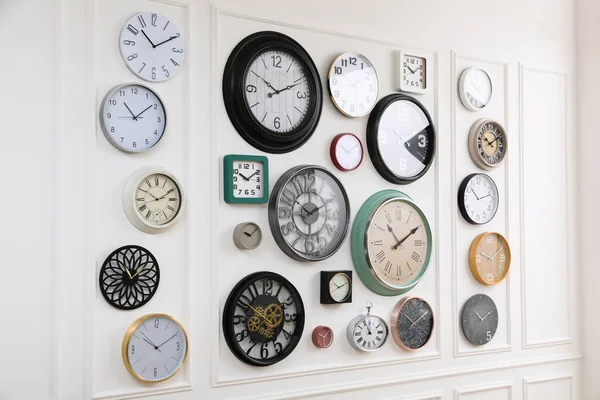 Collection Different Clocks Hanging White Wall — Stock Photo, Image