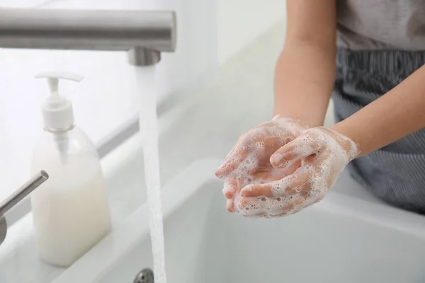 Evde Ellerini Sıvı Sabunla Yıkayan Küçük Bir Kız — Stok fotoğraf