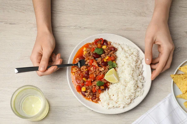 Mulher Com Arroz Chili Con Carne Mesa Madeira Branca Vista — Fotografia de Stock