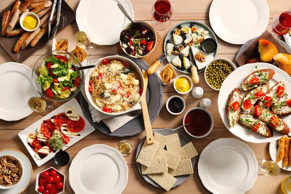 Farklı lezzetli yemekleri olan kahvaltı masası, düz uzanma.