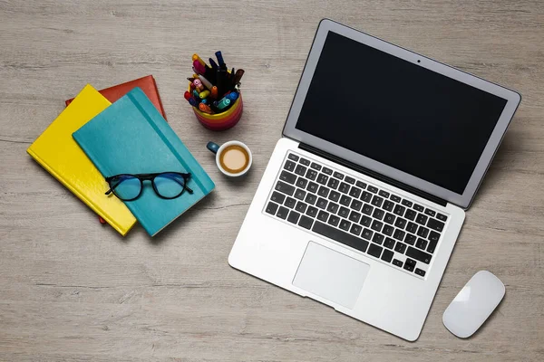现代笔记本电脑 一杯咖啡和办公室文具放在白色木制桌子上 远程学习 — 图库照片