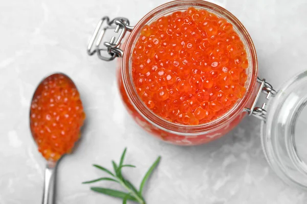 Delicioso Caviar Rojo Romero Sobre Mesa Gris Claro Plano —  Fotos de Stock