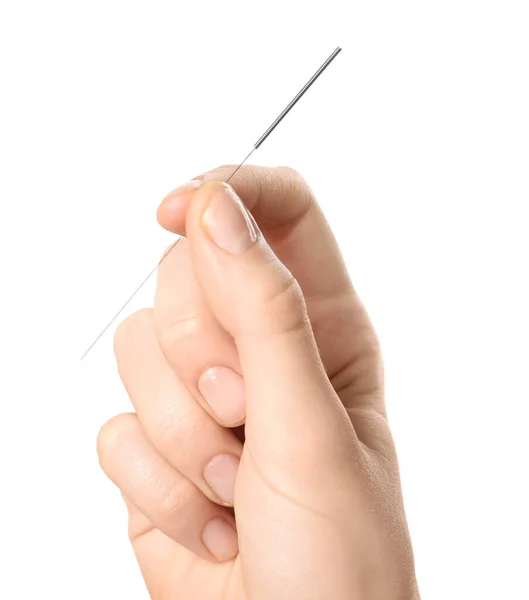 白い背景に鍼治療のための針を持っている女性 クローズアップ — ストック写真