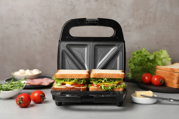 Сучасний Виробник Гриля Смачними Бутербродами Світло Сірому Столі — стокове фото