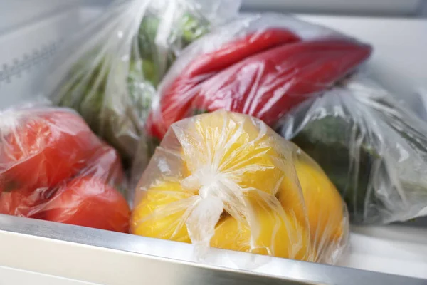 Πλαστικές Σακούλες Διαφορετικά Φρέσκα Προϊόντα Στο Ψυγείο Closeup — Φωτογραφία Αρχείου