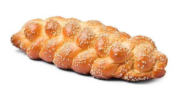 Beyaza Izole Edilmiş Susam Tohumlu Yapımı Örülmüş Ekmek Geleneksel Şabat — Stok fotoğraf