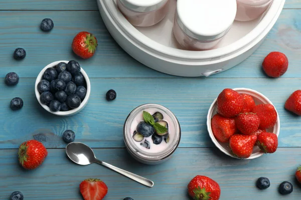 Moderno Fabricante Yogur Con Frascos Llenos Diferentes Frutas Mesa Madera — Foto de Stock