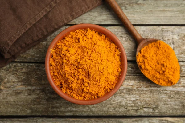 Tahta masada safran tozlu kase ve kaşık, düz.