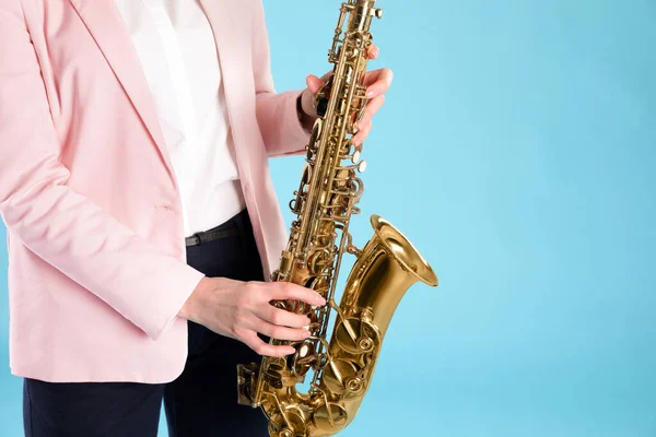 Mujer Con Saxofón Sobre Fondo Azul Claro Primer Plano Espacio — Foto de Stock