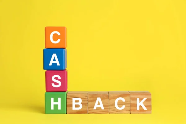 Word Cashback Gemaakt Met Blokjes Gele Achtergrond — Stockfoto