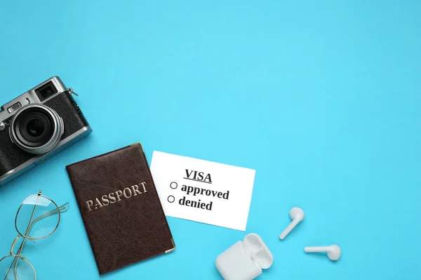 Επίπεδη Σύνθεση Lay Διαβατήριο Κάμερα Και Ακουστικά Γαλάζιο Φόντο Χώρο — Φωτογραφία Αρχείου