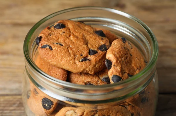 Delicious Chocolate Chip Cookies Glass Jar Table Closeup — ストック写真