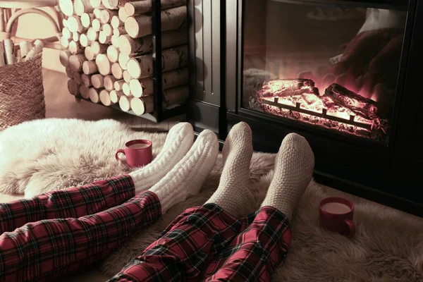 Evde Şöminenin Yanında Çorap Ören Çift Bacaklarına Yakın — Stok fotoğraf