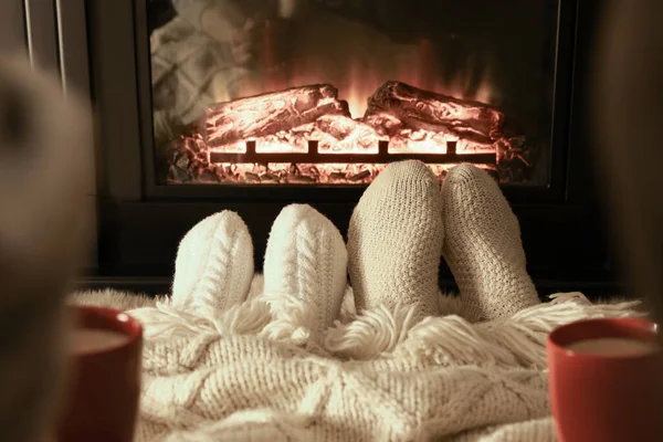 Ζευγάρι Πλεκτά Κάλτσες Κοντά Στο Τζάκι Στο Σπίτι Closeup — Φωτογραφία Αρχείου
