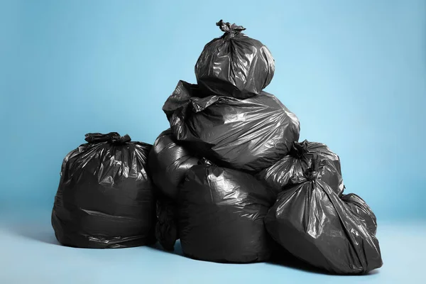 Preto Sacos Lixo Cheio Lixo Fundo Azul Claro — Fotografia de Stock