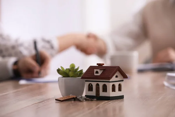 Immobilienmakler Beim Händeschütteln Mit Klient Büro Fokus Auf Hausmodell Und — Stockfoto