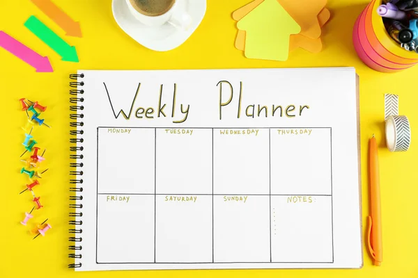 Composição Leigos Planos Notebook Com Plano Semanal Fundo Amarelo — Fotografia de Stock