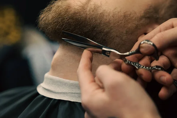 Cabeleireiro Profissional Trabalhando Com Cliente Barbudo Barbearia Close — Fotografia de Stock