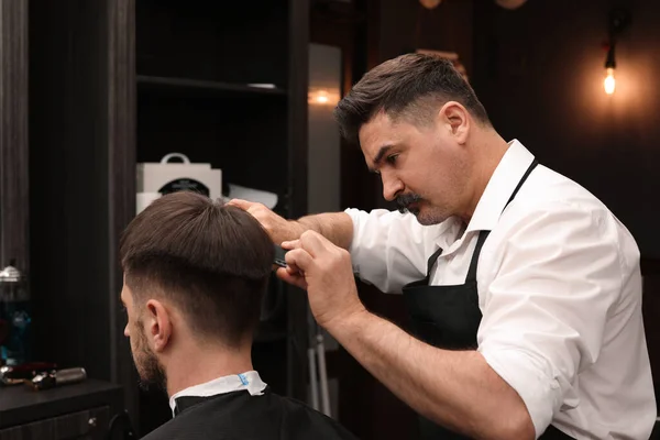 Cabeleireiro Profissional Fazendo Corte Cabelo Elegante Barbearia — Fotografia de Stock