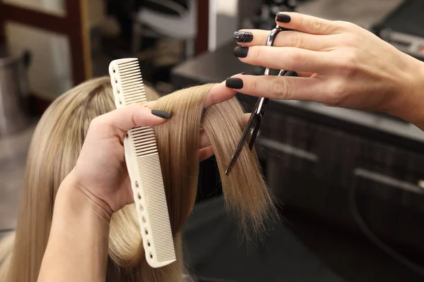 Professionele Kapper Knippen Vrouw Haar Salon Closeup — Stockfoto