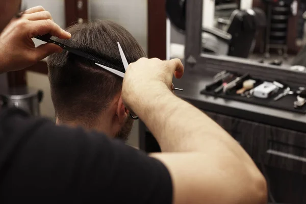 Coiffeur Professionnel Coupant Les Cheveux Homme Dans Salon Coiffure — Photo