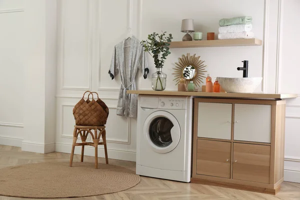 Tvättstuga Interiör Med Modern Tvättmaskin Och Elegant Diskbänk Bänkskivan — Stockfoto
