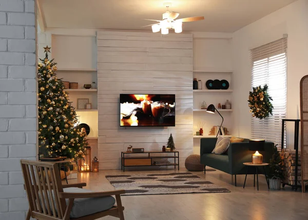 Plazma Bílé Dřevěné Zdi Obývacím Pokoji Krásně Zdobené Vánoce — Stock fotografie