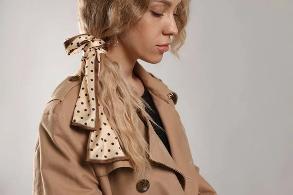 Mujer Con Bandana Con Estilo Sobre Fondo Gris Claro Primer —  Fotos de Stock