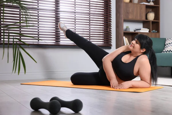 体重超标的成熟女性在家做瑜伽垫运动 — 图库照片