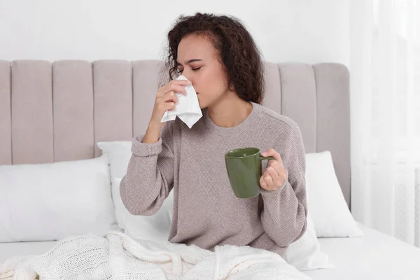 Enfermo Mujer Afroamericana Con Tejido Taza Bebida Cama Casa — Foto de Stock