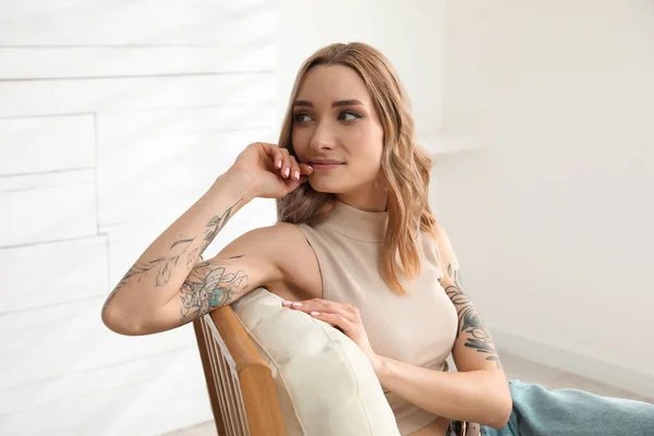 Mulher Bonita Com Tatuagens Nos Braços Descansando Casa — Fotografia de Stock