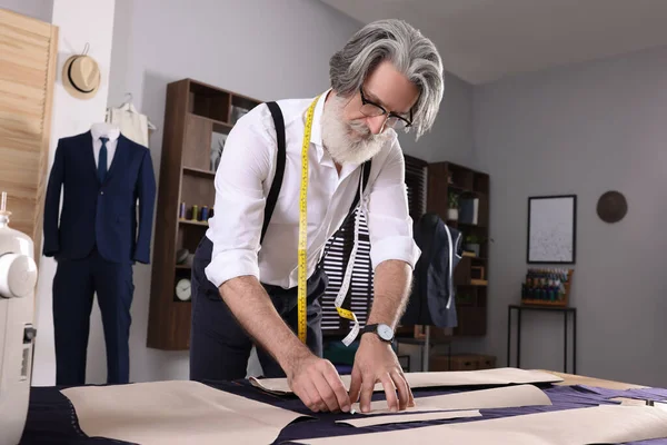 Profesyonel terzi dikiş deseni atölyedeki masada tebeşirle dikilmiş.