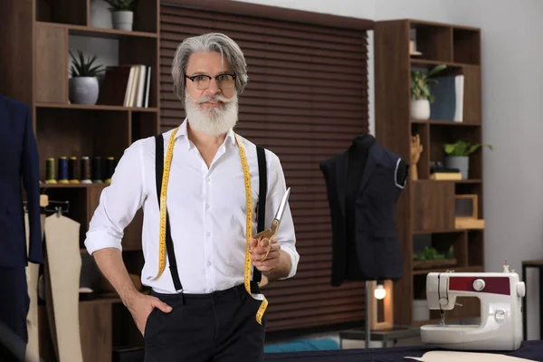 Atölyede mezurası, metin için yeri olan profesyonel bir terzi